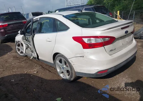 2013 Ford Focus Titanium z USA, uszkodzony, nr VIN 1FADP3J20DL225916